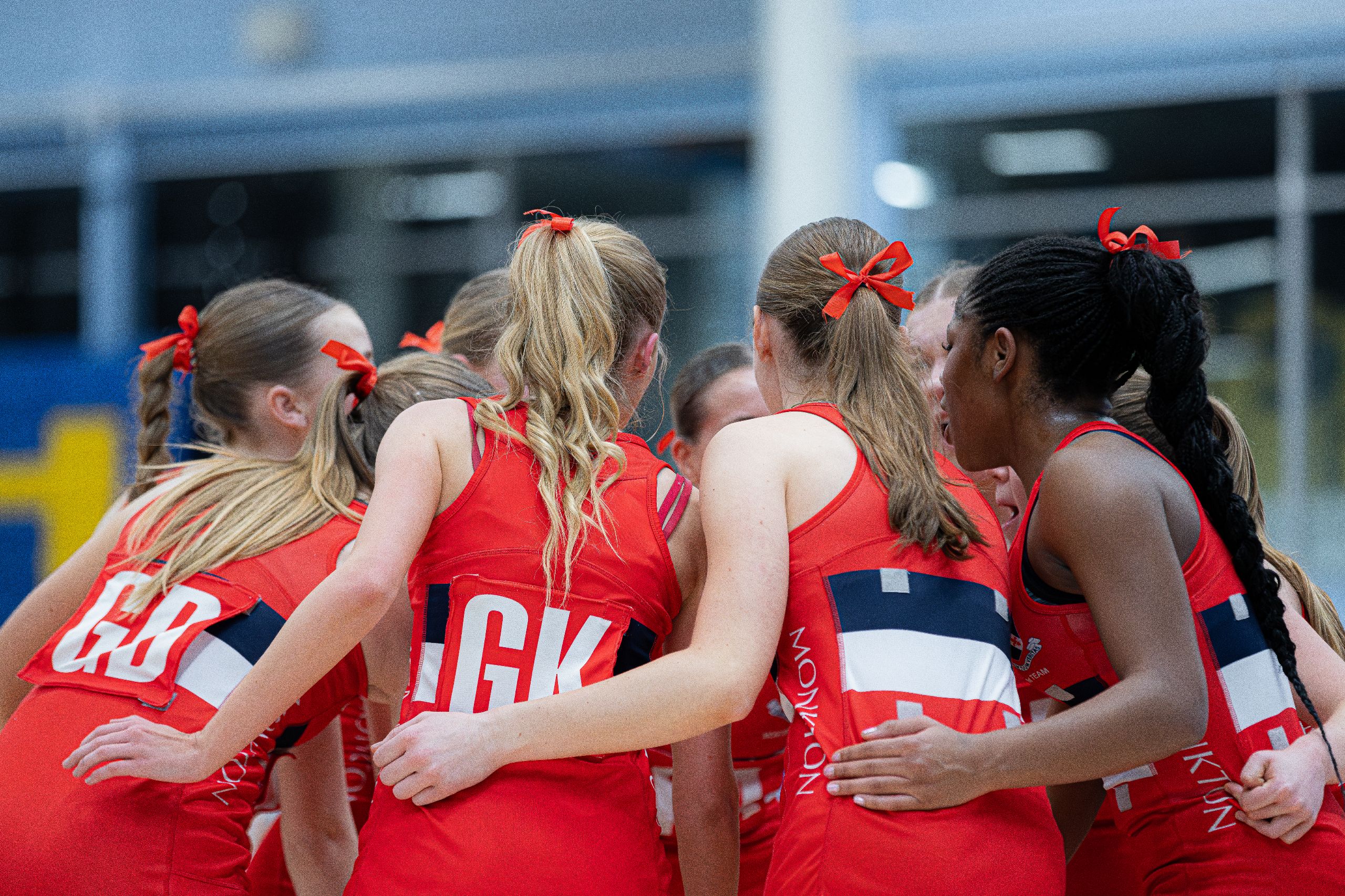 girls netball huddle
