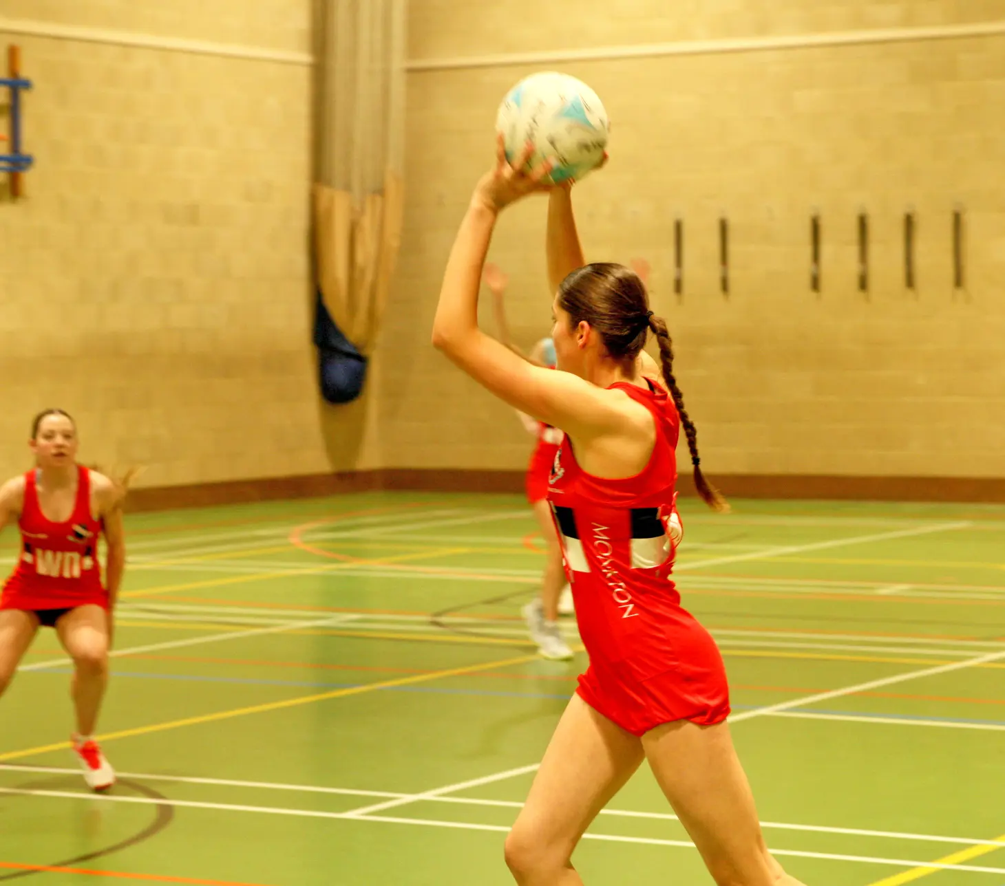 girl throwing netball